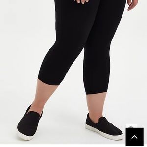 Torrid Capri Leggings Size 2 BNWT (2 Pack)